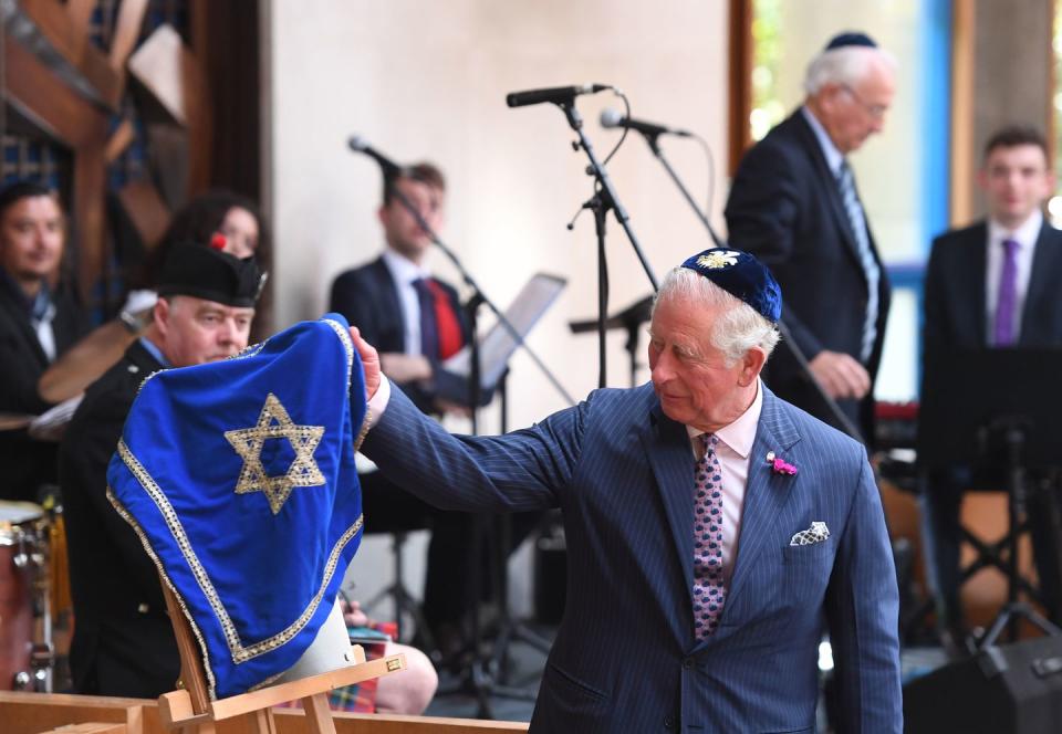 <p>The Prince of Wales unveils a plaque at the synagogue.</p>