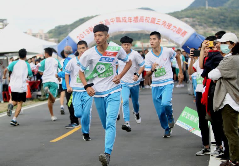 新北高中職成年禮鐵三角接力賽。中華民國自行車騎士協會／提供。