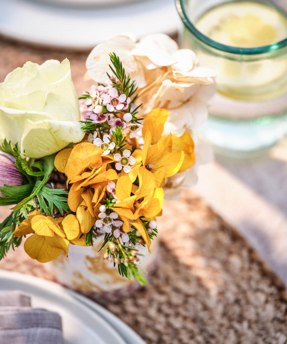 10. USE CLEVER TRICKS TO BOOST FLOWER DECORATING IDEAS