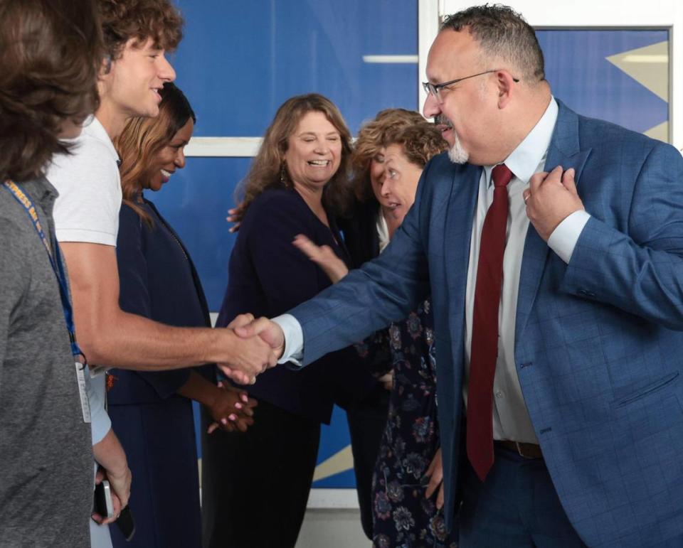 El secretario de Educación de Estados Unidos, Miguel Cardona, se reunió con estudiantes y miembros del personal el lunes 4 de abril de 2022, en la secundaria Cypress Bay en Weston, Florida, donde se enteró más sobre los programas de desarrollo profesional de la escuela, incluyendo la FBI Cyber Stem Academy. Después de la visita, habló con los estudiantes de Broward College sobre las oportunidades educativas, la capacitación de la fuerza laboral y los servicios de apoyo ofrecidos a través de Broward UP, un programa de nueva capacitación laboral en Broward College.