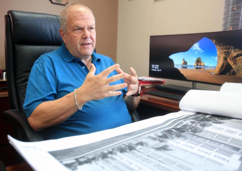 Julio Ponce, director de la Autoridad de Vivienda de Hialeah en su oficina en Hialeah, el martes 31 de julio del 2018.