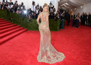 <p>Beyoncé, sin embargo, apostó por las transparencias de Givenchy para asistir a la edición más asiática. ¿Enseñar o insinuar? Esa es la cuestión. (Foto: Gtres). </p>