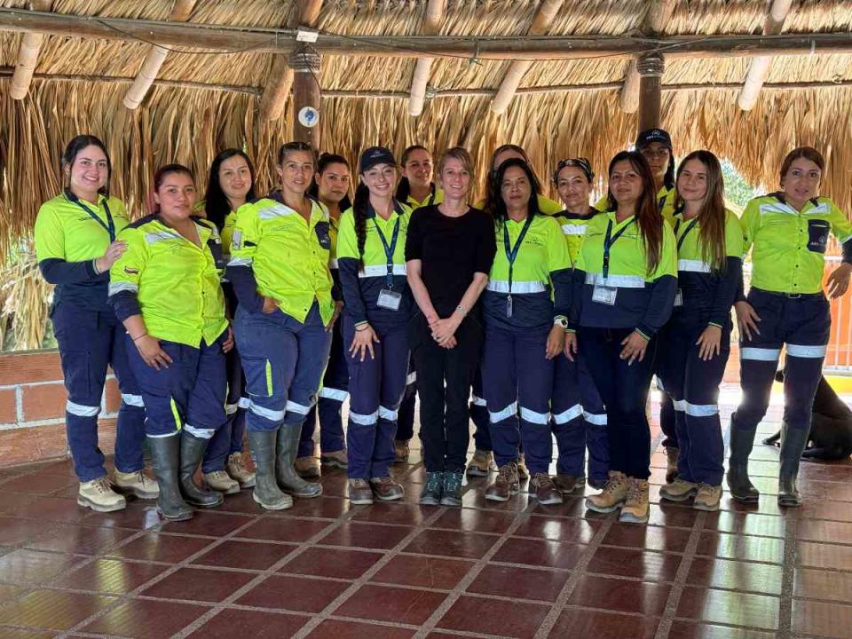 Foto: Colaboradoras de Aris Mining en jornada de trabajo en Marmato (Caldas)