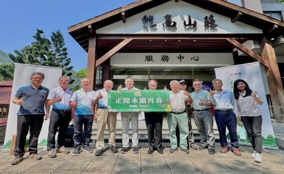 近年，洞察氣候變遷加劇造成的野火危害，正隆推展更積極的永續森林及生態政策，從守護走向修復，期望以土壤碳匯提升減碳效益。除持續支持原始林維護，確保營運工廠與臨近綠帶的共榮發展，正隆更透過深化產學合作，攜手國立中興大學循環經濟研究學院投入惠蓀林場的火燒跡地復育（野火後復育）。正隆董事長鄭人銘說明：「『以少創多Less is More』是正隆永續核心，除深化全循環技術，致力以最小的製造消耗守護環境現況；也發揮創意養成產業減碳韌性，集外部夥伴及資源，最大化臺灣生態的正面影響力。」