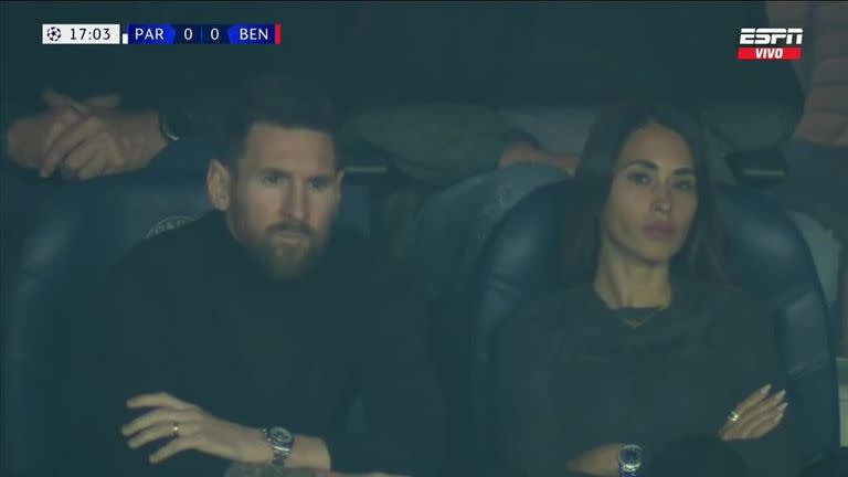 Lionel Messi y Antonela Roccuzzo en el palco observando PSG - Benfica por la Champions League