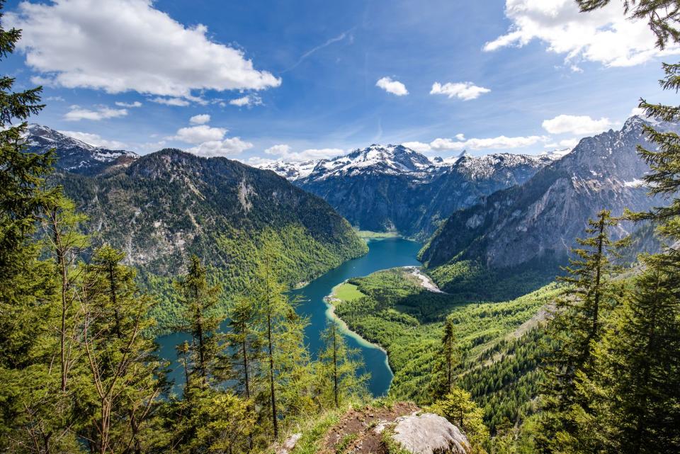 Am 7. Oktober 1970 wurde mit dem Bayerischen Wald der erste Nationalpark Deutschlands gegründet. Auf einer Fläche von über 24.000 Hektar darf die Natur einfach nur Natur sein. Glücklicherweise ist es nicht bei diesem einen Nationalpark geblieben: In den vergangenen 50 Jahren kamen immer mehr Flächen auf deutschem Gebiet hinzu, inzwischen gibt es 16 Nationalparks in Deutschland - kommen Sie mit uns auf eine Reise durch die unberührte Natur unserer Heimat ... (Bild: iStock/auerimages)