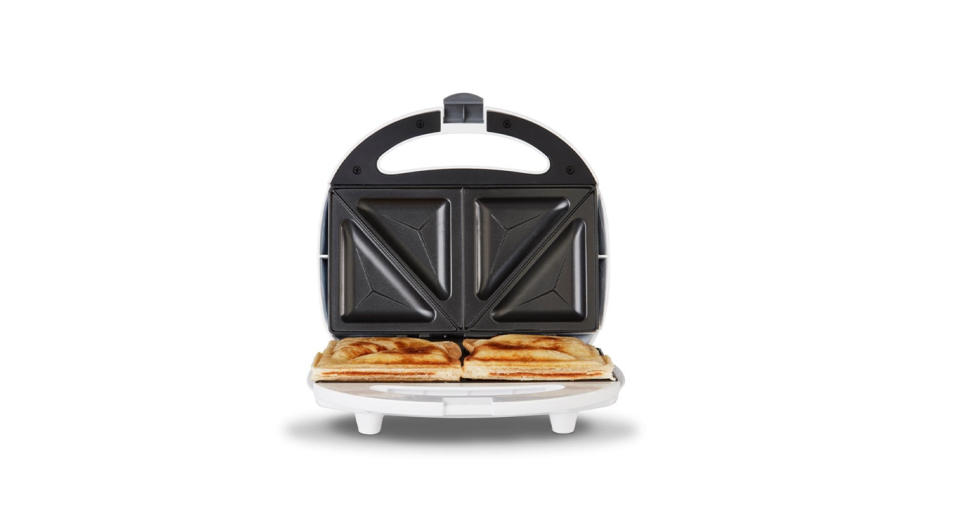 This Tower sandwich maker has non-stick coated plates that make cleaning easy.