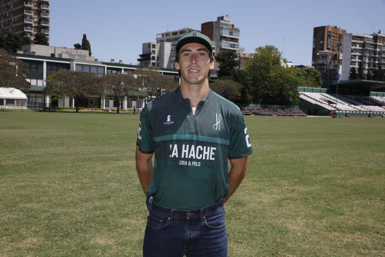 Carlos María "Toly" Ulloa, hijo del famoso domador "Polito2 Ulloa, es debutante absoluto en el Argentino Abierto; La Hache es el club de su hermano Hilario.