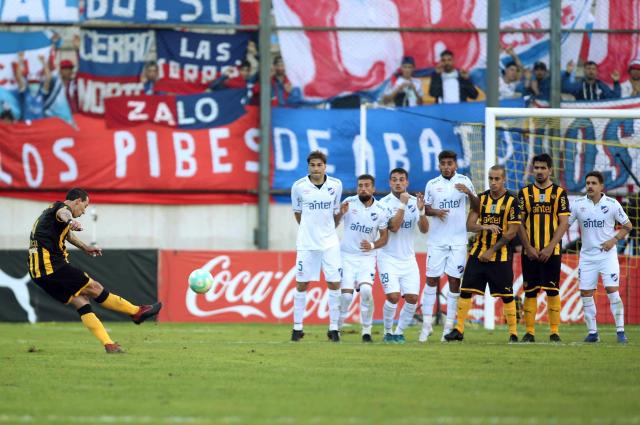 2-2. Nacional desaprovecha su ventaja y Peñarol iguala el Clásico