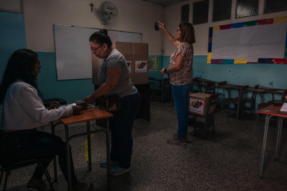 Un altercado entre partidarios del gobierno y observadores electorales de la oposición el domingo en Caraca (Alejandro Cegarra/The New York Times)