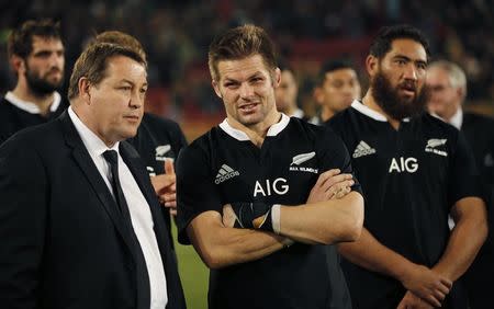 New Zealand's All Blacks head coach Steve Hansen (L) chats with his captain Richie McCaw (C) at the end of their Rugby Championship match against South Africa at Ellis Park stadium in Johannesburg October 4, 2014. REUTERS/Siphiwe Sibeko