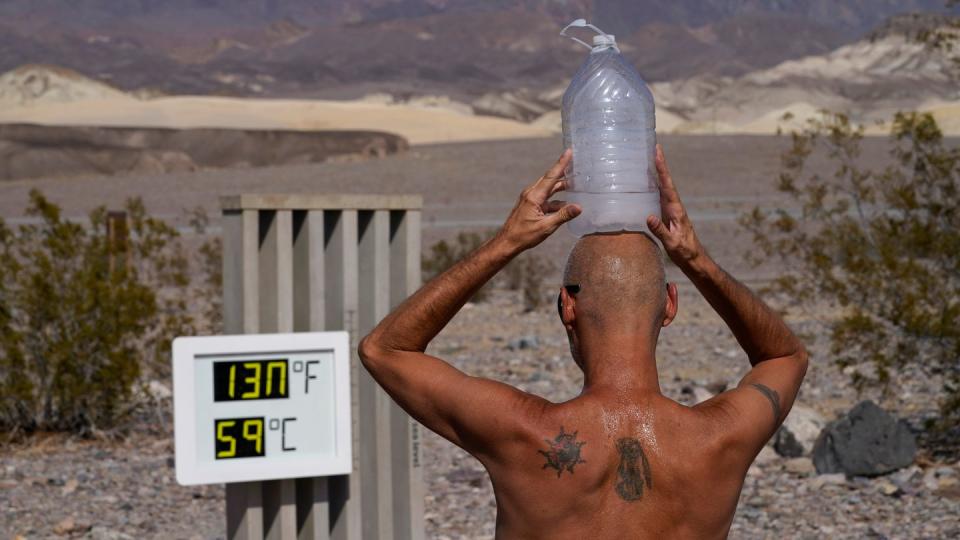 Ganz schön heiß: Ein Mann kühlt sich im «Death Valley»-Nationalpark im US-Bundesstaat Arizona bei 59 Grad Hitze mit einer mit Eiswasser gefüllten Plastikflasche auf dem Kopf ab (Archiv).