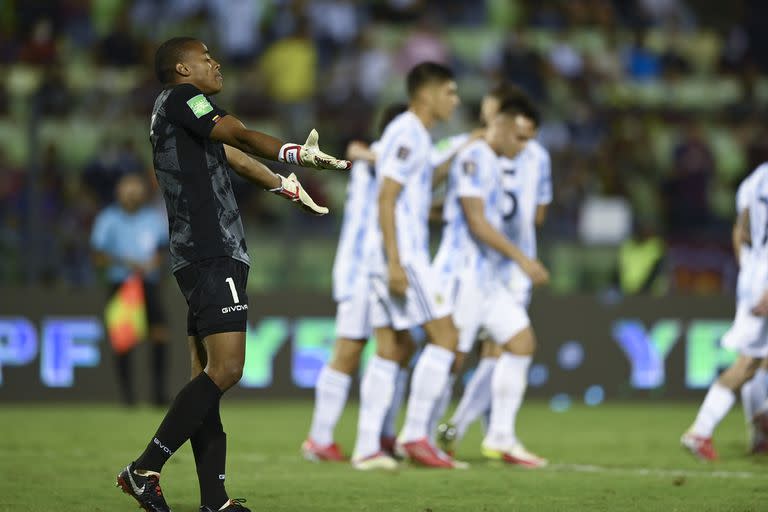 Wuilker Farinez protesta al aire: el arquero venezolano mostró su clase pero no pudo impedir la derrota de su selección