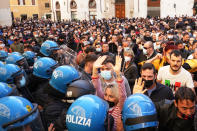 <p>La polizia ha effettuato diverse cariche quando i manifestanti hanno tentato di forzare il cordone delle forze dell'ordine. Tra i manifestanti che hanno dato vita al sit in davanti alla Camera si sarebbero infiltrati diversi gruppi di estremisti con l'obiettivo di strumentalizzare il disagio sociale e far salire la tensione. E' la lettura che arriva da fonti investigative che in queste ore stanno ricostruendo quanto avvenuto in piazza Montecitorio. (AP Photo/Andrew Medichini)</p> 