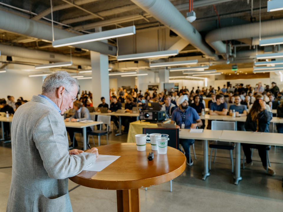 El director Tom Siebel dirige una reunión de personal en C3 AI, una de las pocas empresas grandes de Silicon Valley que han ordenado que los empleados regresen a la oficina de tiempo completo, en Redwood City, California, el 3 de junio de   2022. (Aaron Wojack/The New York Times).
