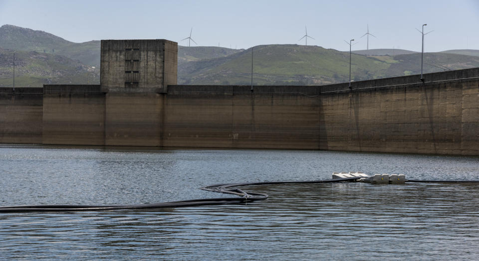 Wires stretch from floating solar panels to&nbsp;Alto Rabag&atilde;o dam, which produces most of its power with&nbsp;hydroelectric rotors.