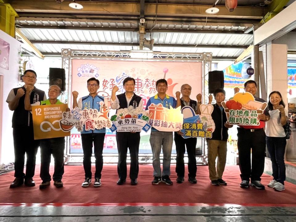 ▲台中市經發局今(2)日於東勢公有零售市場舉辦市集行銷活動。現場送出逾百份百元消費券、逾百份民生用品、市場產品，並抽出iPad9、Switch遊戲機、Airpods耳機，以及市場在地優質產品等水果禮盒（記者廖美雅攝影）