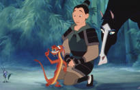 <p>Die besten Sidekicks der Zeichentrick-Geschichte? Mushu, Cri-Kee, das grantige Pferd – check! Der beste Disney-Song aller Zeiten? I’ll make a man out of you – check! Braucht’s noch mehr? Nein. “Dragon! Not lizard. I don’t do that tongue thing.“ (Bild: Disney) </p>