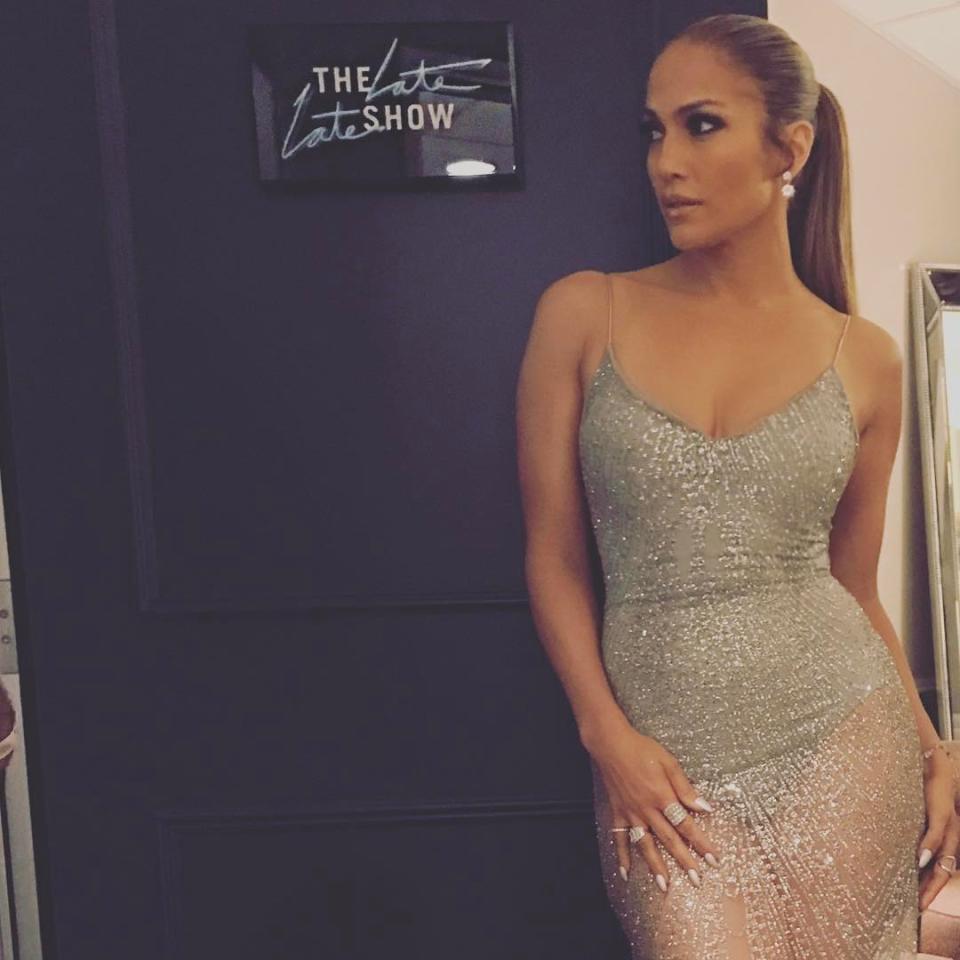 <p>Jennifer visitó a James Corden el 4 de mayo y lució una de sus características colas de caballo. Instagram @jlo </p>