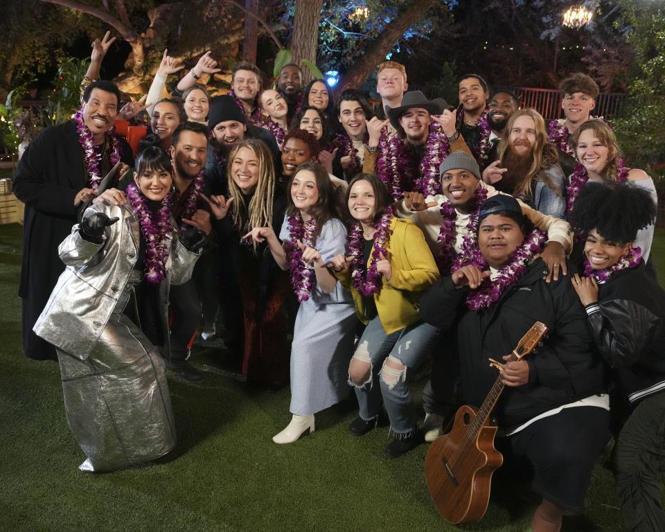 Beckett Rex is seen standing in the back of this group photo of “American Idol” contestants. 