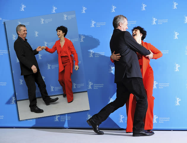 <b>Die größten Spaßkanonen</b><br><br> Regisseur Bruno Dumont und Schauspielerin Juliette Binoche hatten bei dem Fototermin zum Film "Camille Claudel 1915" offensichtlich eine Menge Spaß. Gute Laune, die ansteckt.