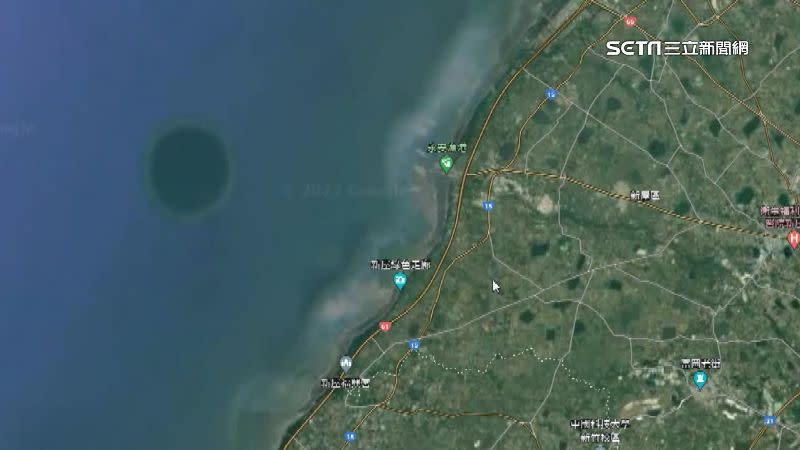 新竹和桃園交界處的外海也有一個謎樣黑圈。（圖／翻攝自Google Maps）