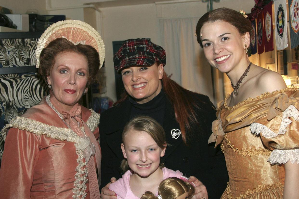 Maureen McGovern, Wynonna Judd, daughter Grace and Sutton Foster in 2014