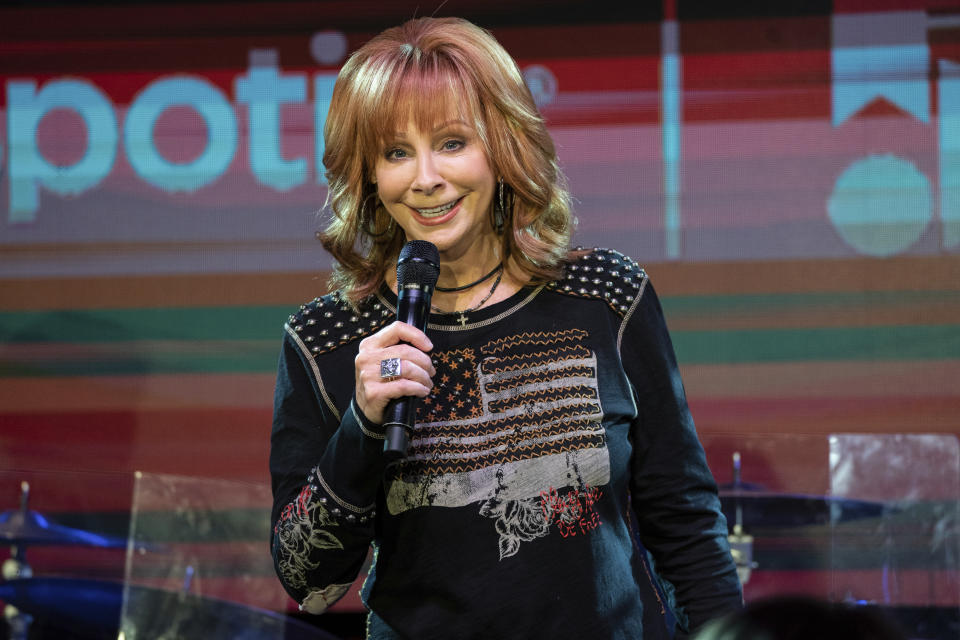 ARCHIVO - Reba McEntire durante su presentación en el CMA Fest 2023 el 9 de junio de 2023, en Spotify House en Nashville, Tennessee. McEntire interpretará el himno nacional estadounidense en el Super Bowl el 11 de febrero de 2024, mientras que Post Malone cantará "America the Beautiful". (Foto Amy Harris/Invision/AP)