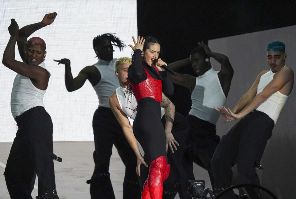 La cantautora española Rosalía durante el concierto gratuito de su Motomami World Tour en el Zócalo de la Ciudad de México el 28 de abril de 2023. (Foto AP/Marco Ugarte)