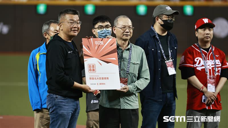 中華職棒35年開幕戰，賽前頒發臺北大巨蛋觀賽貴賓證給14位球迷。（圖／記者劉彥池攝影）