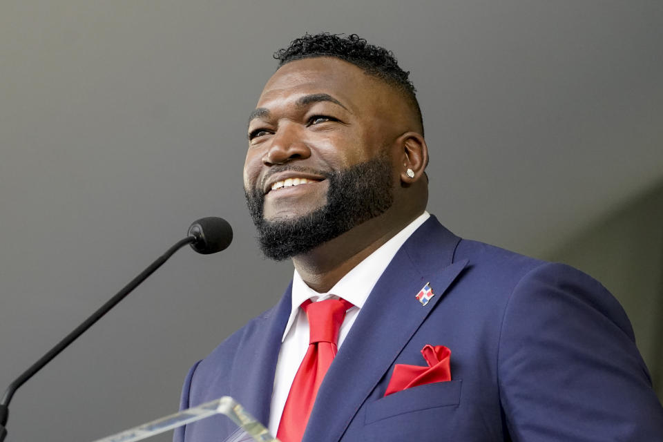 David Ortiz (izquierda), nuevo miembro del Salón de la Fama del béisbol, da su discurso durante la ceremonia de exaltación, el domingo 24 de julio de 2022 en Cooperstown, Nueva York (AP Foto/John Minchillo)