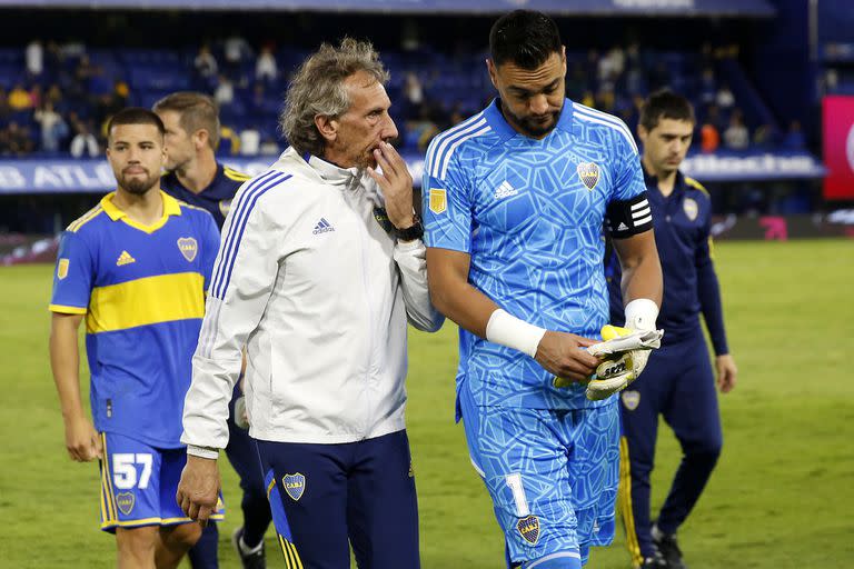 Gayoso le da una indicación a Sergio Romero, durante un partido disputado en la Bombonera