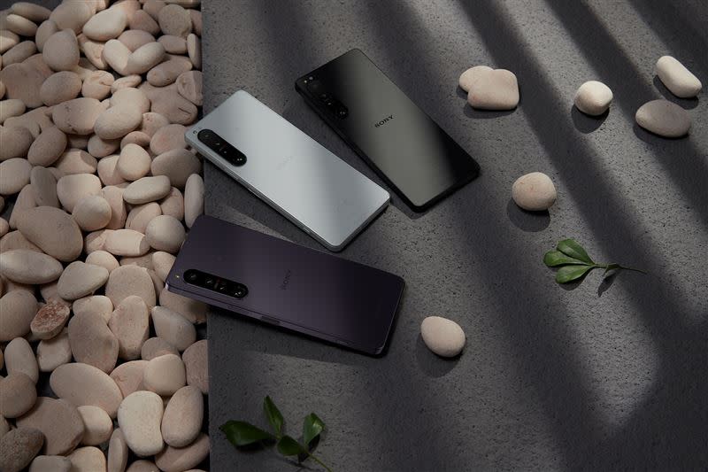 Xperia 1 IV推出「幻境紫」、「冰霧白」與「夜瑟黑」三種配色。（圖／Sony Mobile提供）