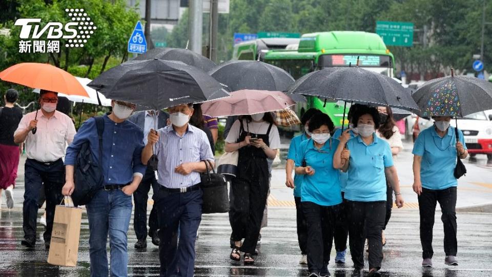 南韓政府規定，首都圈內民眾即便打完疫苗還是要戴口罩。（圖／達志影像美聯社）