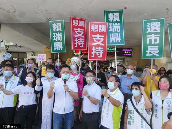 民進黨宜蘭市長參選人賴瑞鼎辦妥登記。宜蘭縣長參選人江聰淵力挺。（記者董秀雲攝）。