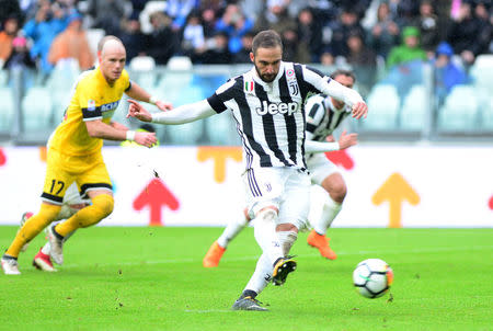 Soccer Football - Serie A - Juventus vs Udinese Calcio - Allianz Stadium, Turin, Italy - March 11, 2018 Juventus' Gonzalo Higuain misses a penalty REUTERS/Massimo Pinca