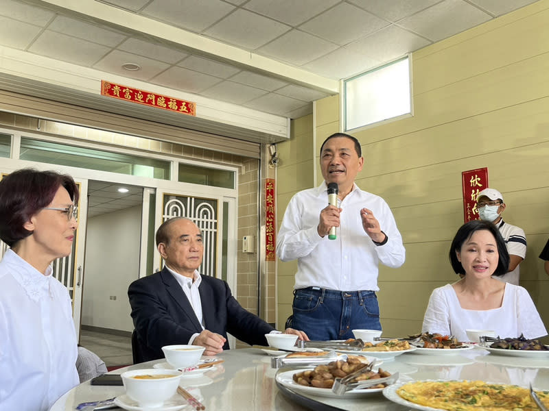 國民黨總統參選人侯友宜（右2）選情不佳，國民黨團總召曾銘宗今天表示，前立法院長王金平（左2）將籌組「厚友誼立委後援會」，希望黨內團結，全力輔選侯友宜。（中央社資料照）