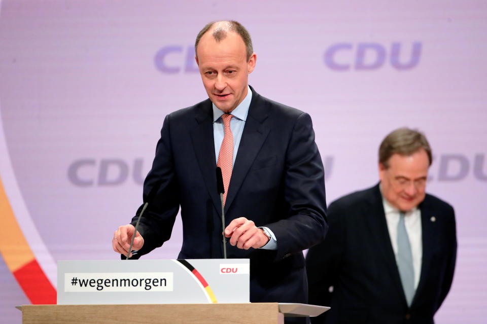 Friedrich Merz (vorne) bringt sich derzeit immer wieder ins Gespräch: Dieses Mal mit einem polarisierenden Tweet zu gendergerchter Sprache. (Bild: Reuters)