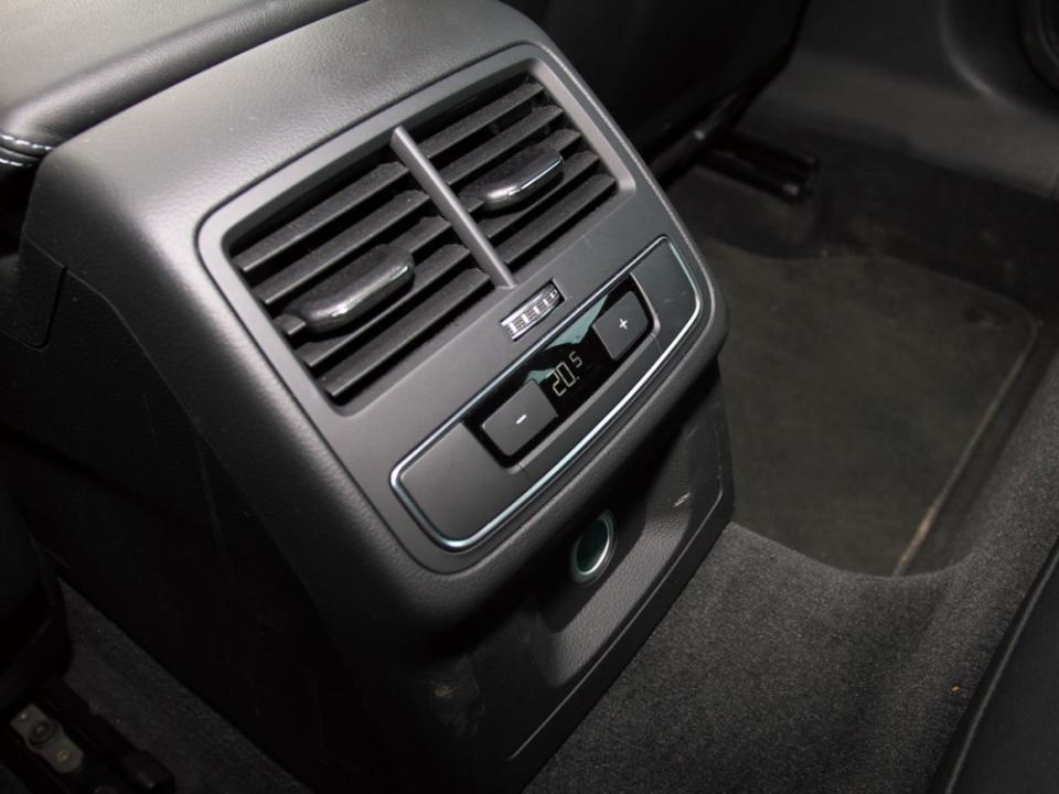 雖然為性能轎跑，但後座一樣配有可獨立控制的恆溫空調系統，非常貼心。