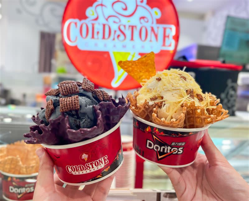 COLD STONE萬聖節限定極濃黑草莓冰淇淋「莓那麼簡單」(左)。（圖／COLD STONE提供）