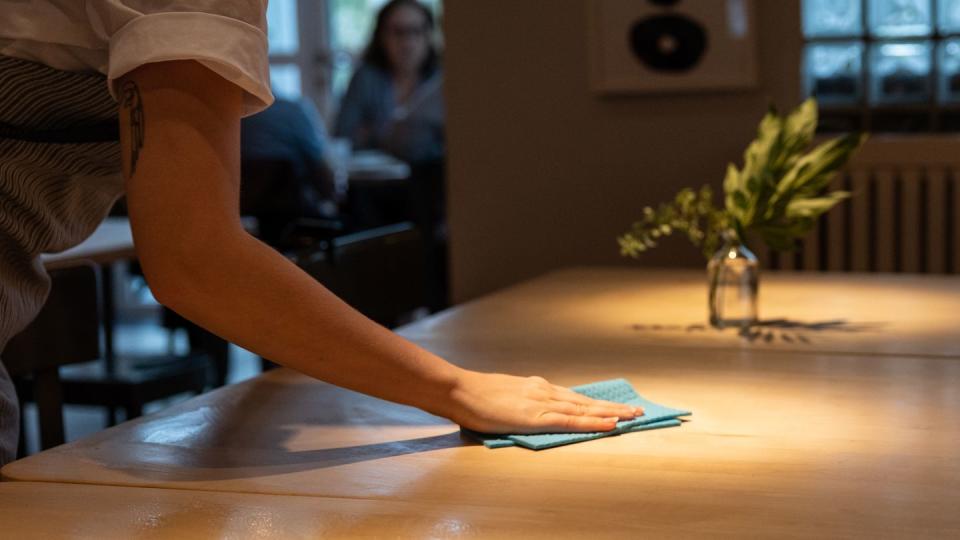 Angesichts gestiegener Preise sparen die Menschen auch bei Reisen und Restaurantbesuchen. (Bild: dpa)