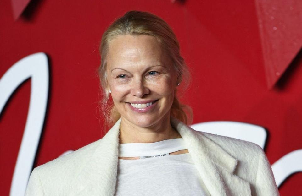 Quiet luxury et look au naturel : la nouvelle vie sans fard de Pamela  Anderson