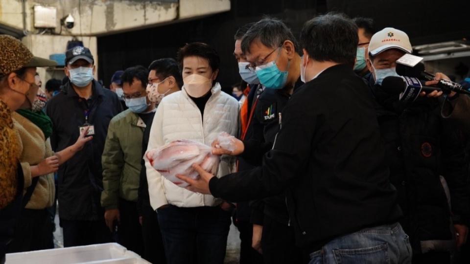 台北市長柯文哲與副市長黃珊珊今早前往果菜魚類批發市場視察。（圖／台北市政府提供）