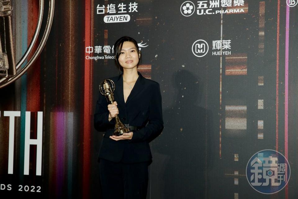 鄧依涵以《第一次遇見花香的那刻》獲頒電視金鐘獎迷你劇集編劇獎。