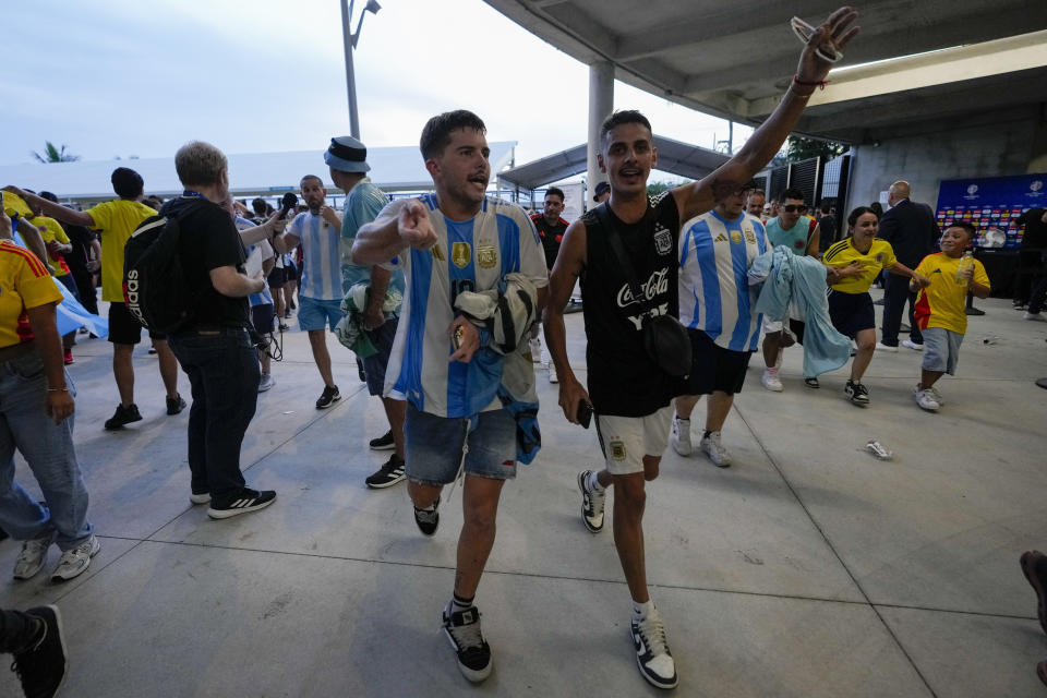 Fans try to enter the stadium prior to the Copa America final soccer match betwen Argentina and Colombia, in Miami Gardens, Fla., Sunday, July 14, 2024. (AP Photo/Lynne Sladky)