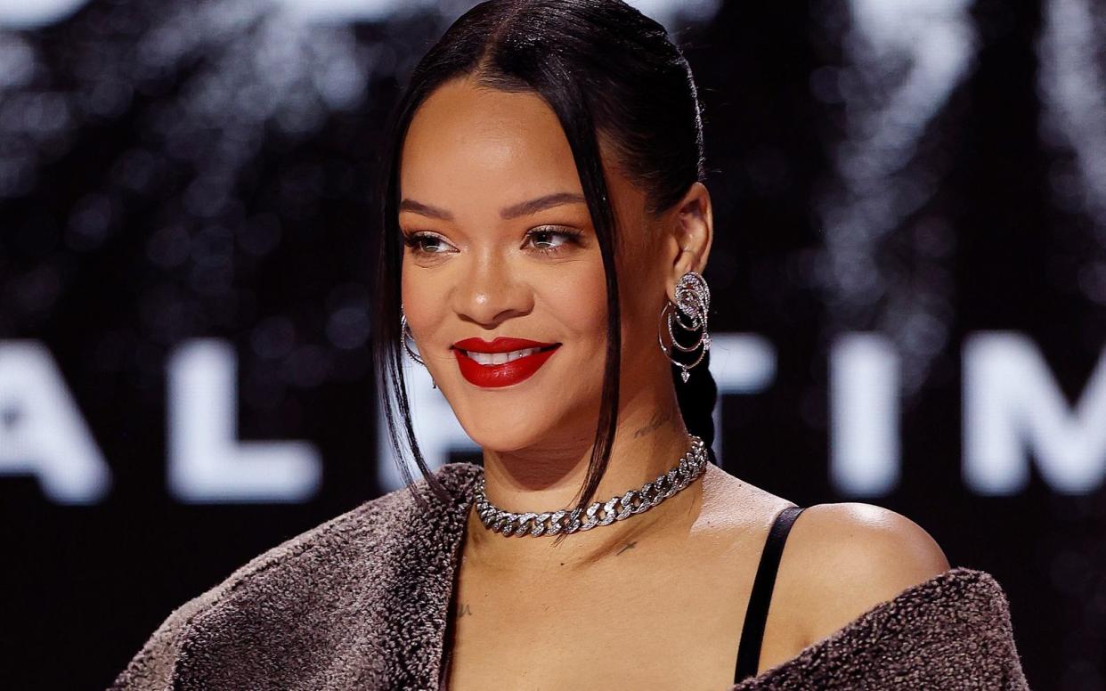 Rihanna fände es "lächerlich", in diesem Jahr kein neues Album zu veröffentlichen. Doch ihre zweite Schwangerschaft könnte der Sängerin einen Strich durch die Rechnung machen. (Bild: 2023 Getty Images/Mike Lawrie)