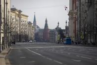 La calle Tverskaya de Moscú (Rusia), prácticamente desierta el 13 de abril. (Foto: Alexander Zemlianichenko / AP).