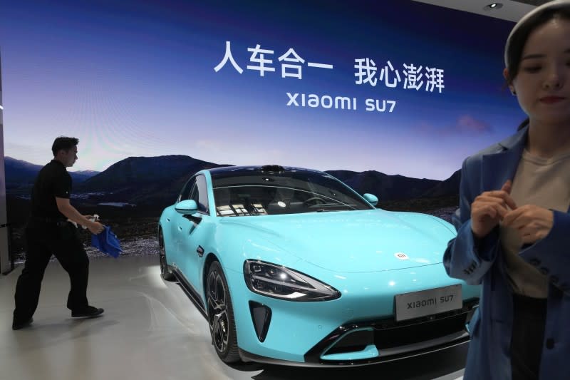 <cite>2024年4月25日，中國北京國際車展上的小米SU7電動車。（美聯社）</cite>