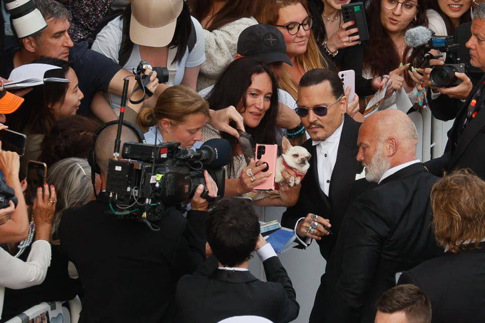 CANNES, FRANCIA - 16 DE MAYO: Johnny Depp asiste a la alfombra roja de la ceremonia de apertura y proyección de 