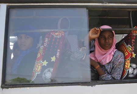 Rohingya and Bangladeshi migrants, who arrived in Indonesia by boat this week, leave a temporary shelter by bus for new accommodation in Lhoksukon, Indonesia's Aceh Province, May 13, 2015. REUTERS/Roni Bintang